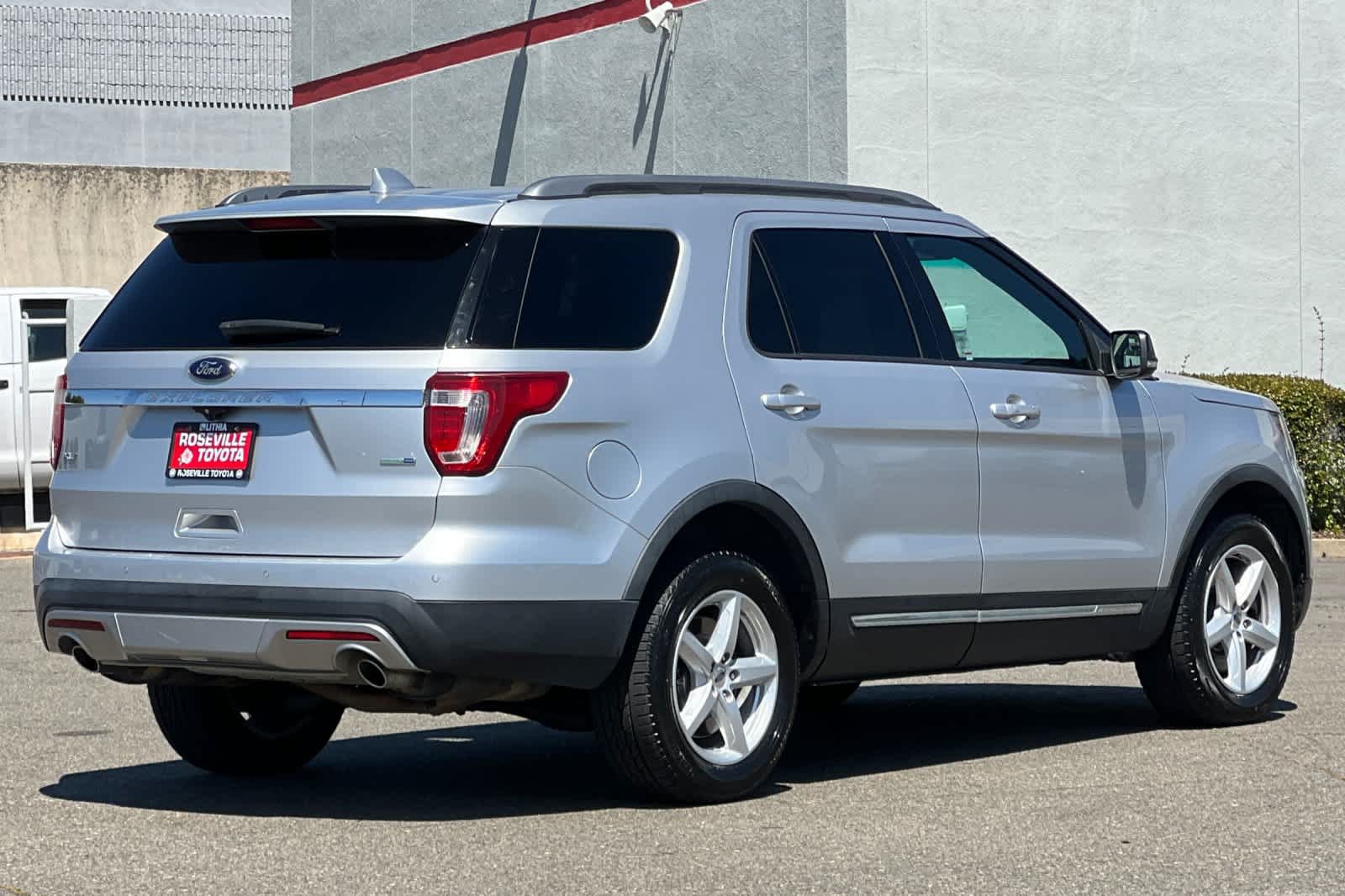 Used 2016 Ford Explorer XLT w/ Equipment Group 202A AWD/4WD image 2