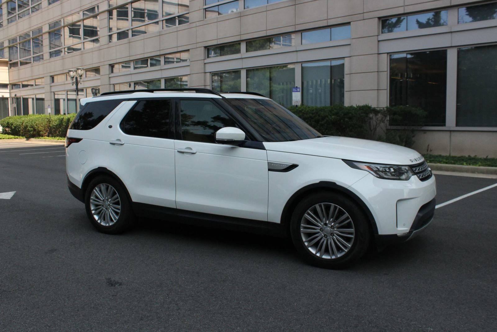 Used 2017 Land Rover Discovery HSE Luxury AWD/4WD image 2