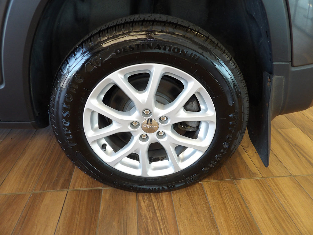 Used 2015 Jeep Cherokee Latitude w/ Comfort/Convenience Group AWD/4WD image 9