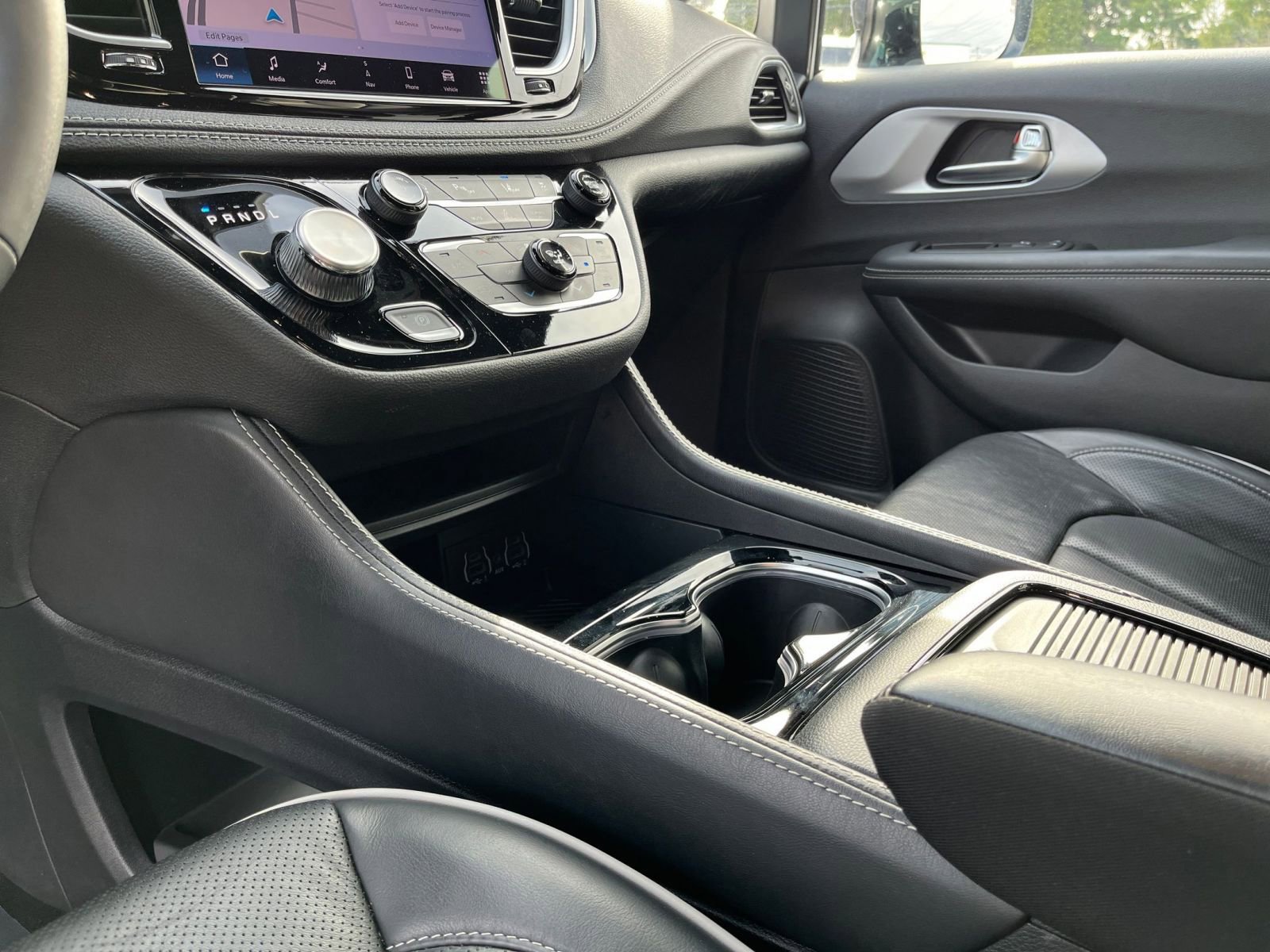 Used 2025 Chrysler Pacifica Limited image 46