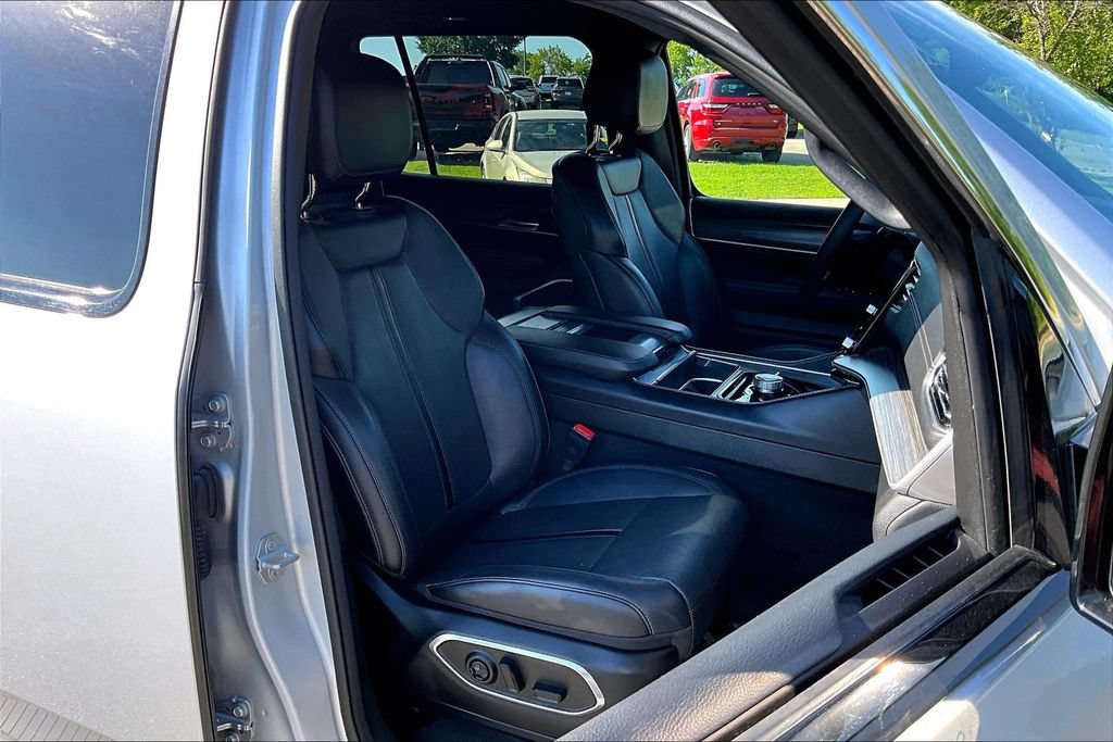Used 2024 Jeep Wagoneer L Series II w/ Flexible Seating Group AWD/4WD image 7