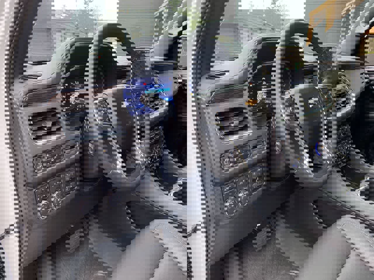 Used 2023 Chevrolet Tahoe LT w/ Luxury Package AWD/4WD image 2