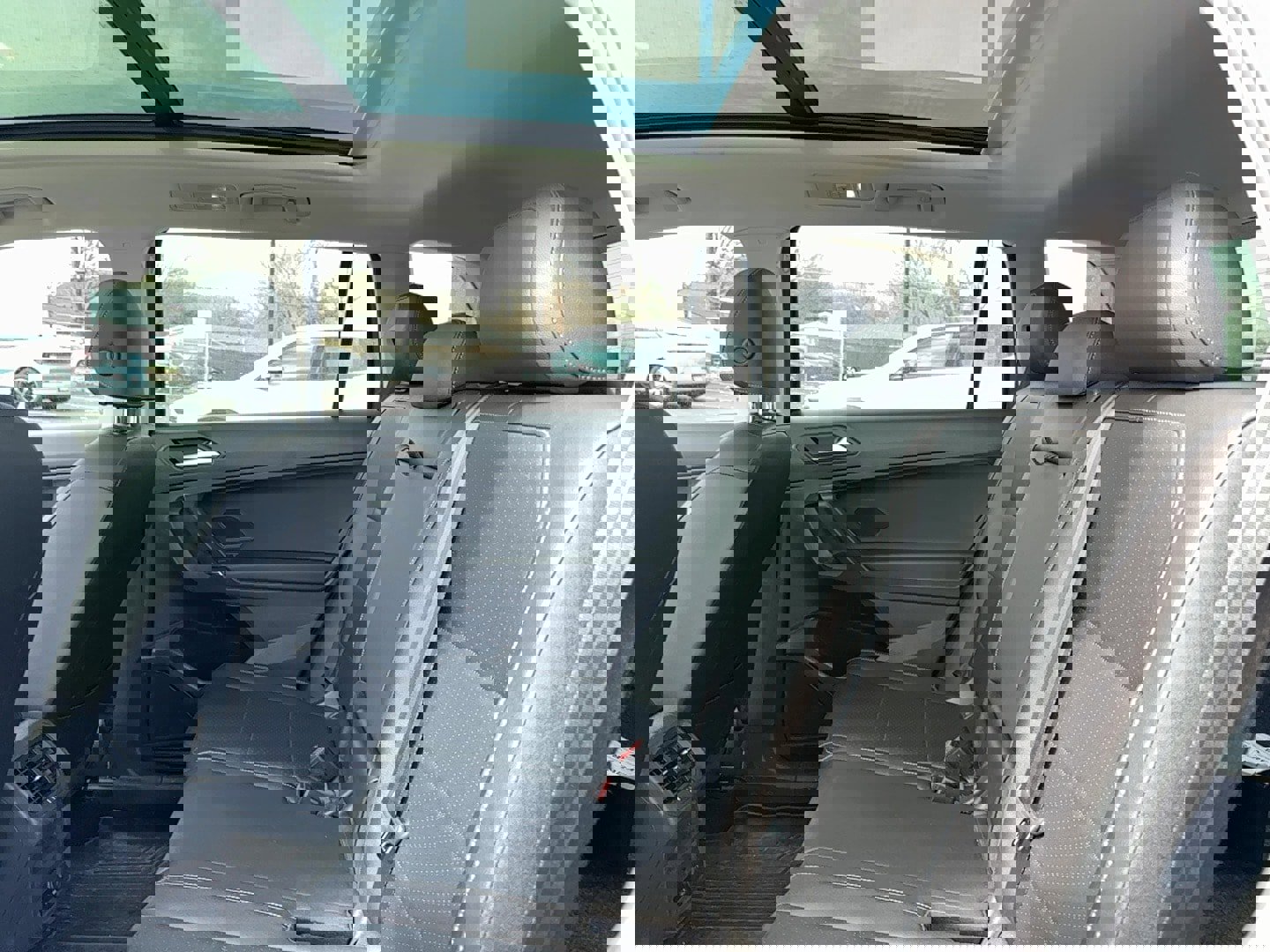 Used 2020 Volkswagen Tiguan SEL image 13