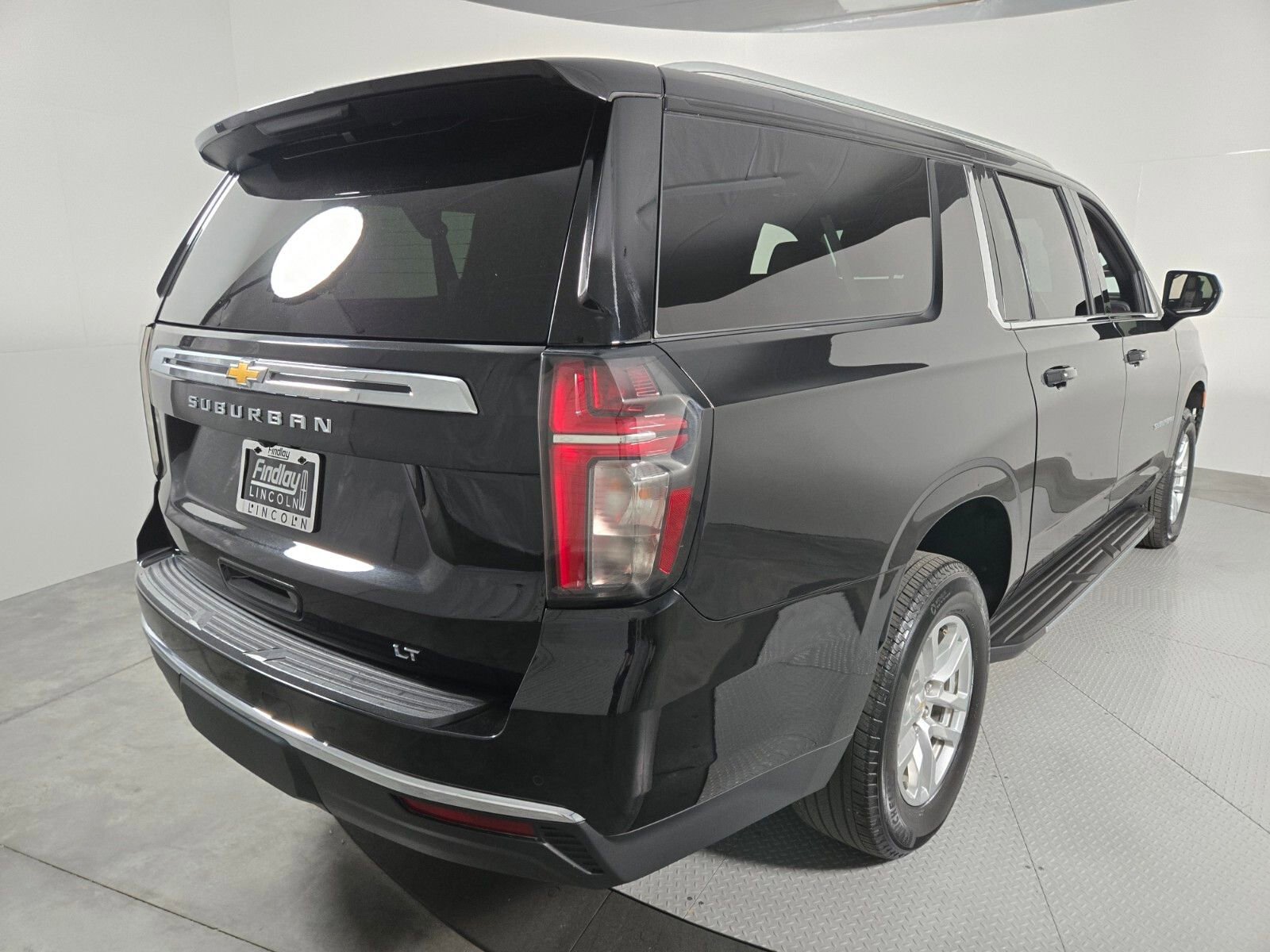 Used 2024 Chevrolet Suburban LT RWD image 4