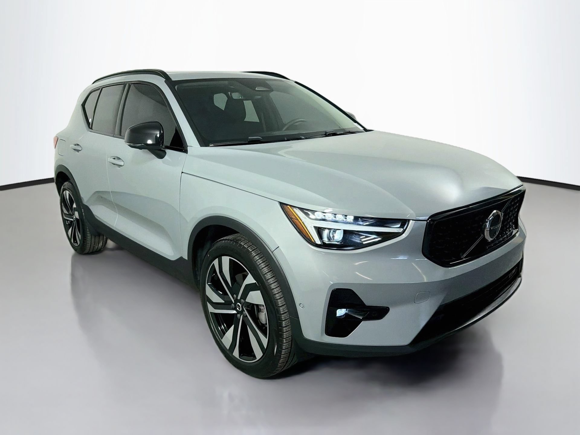 Certified 2024 Volvo XC40 B5 Plus AWD/4WD image 3