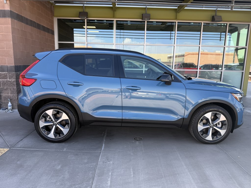 Used 2023 Volvo XC40 B4 Plus w/ Protection Package Premier FWD image 9