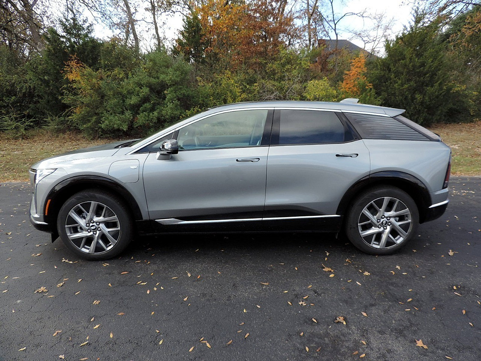 New 2026 Cadillac Optiq Luxury 2 image 8