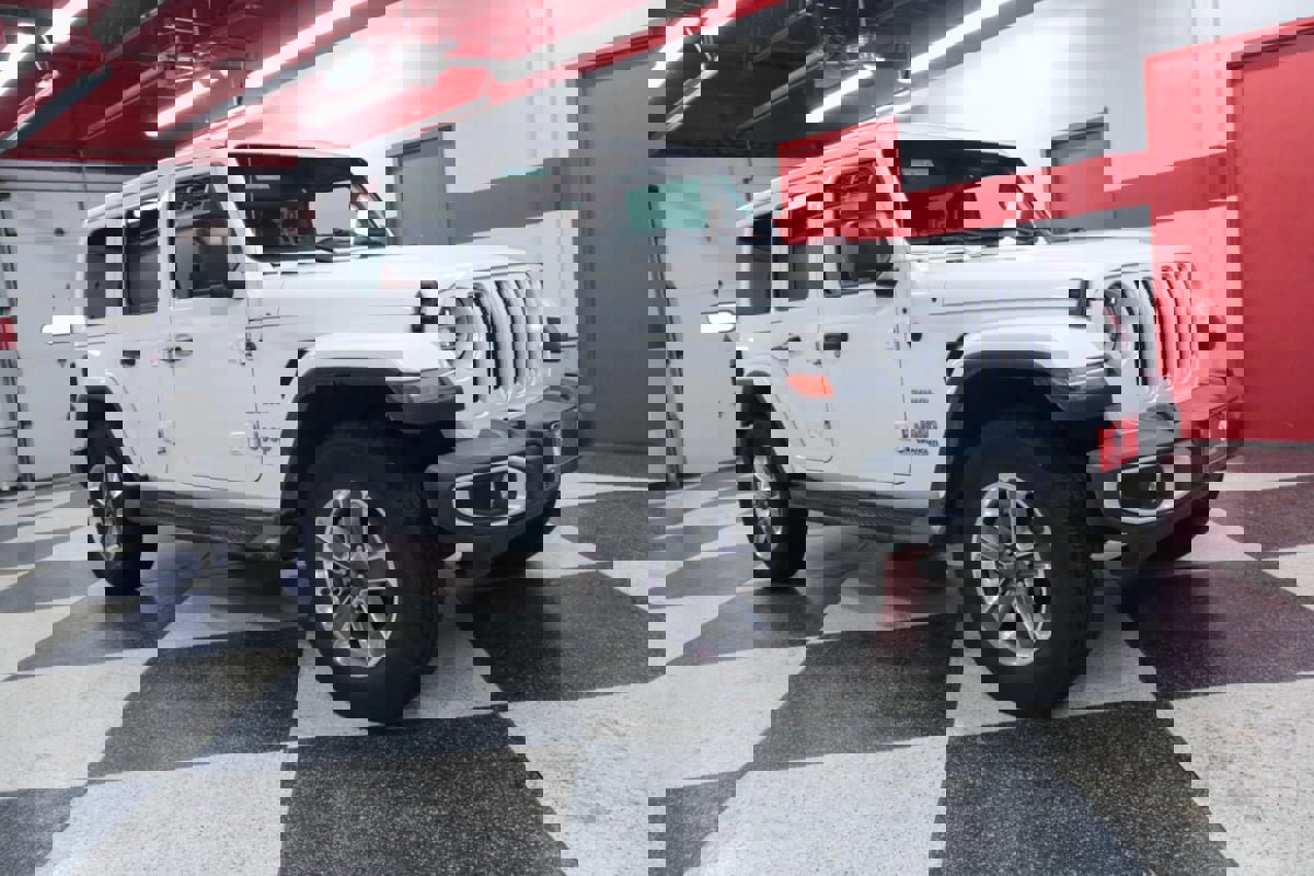 Used 2021 Jeep Wrangler Unlimited Sahara image 2