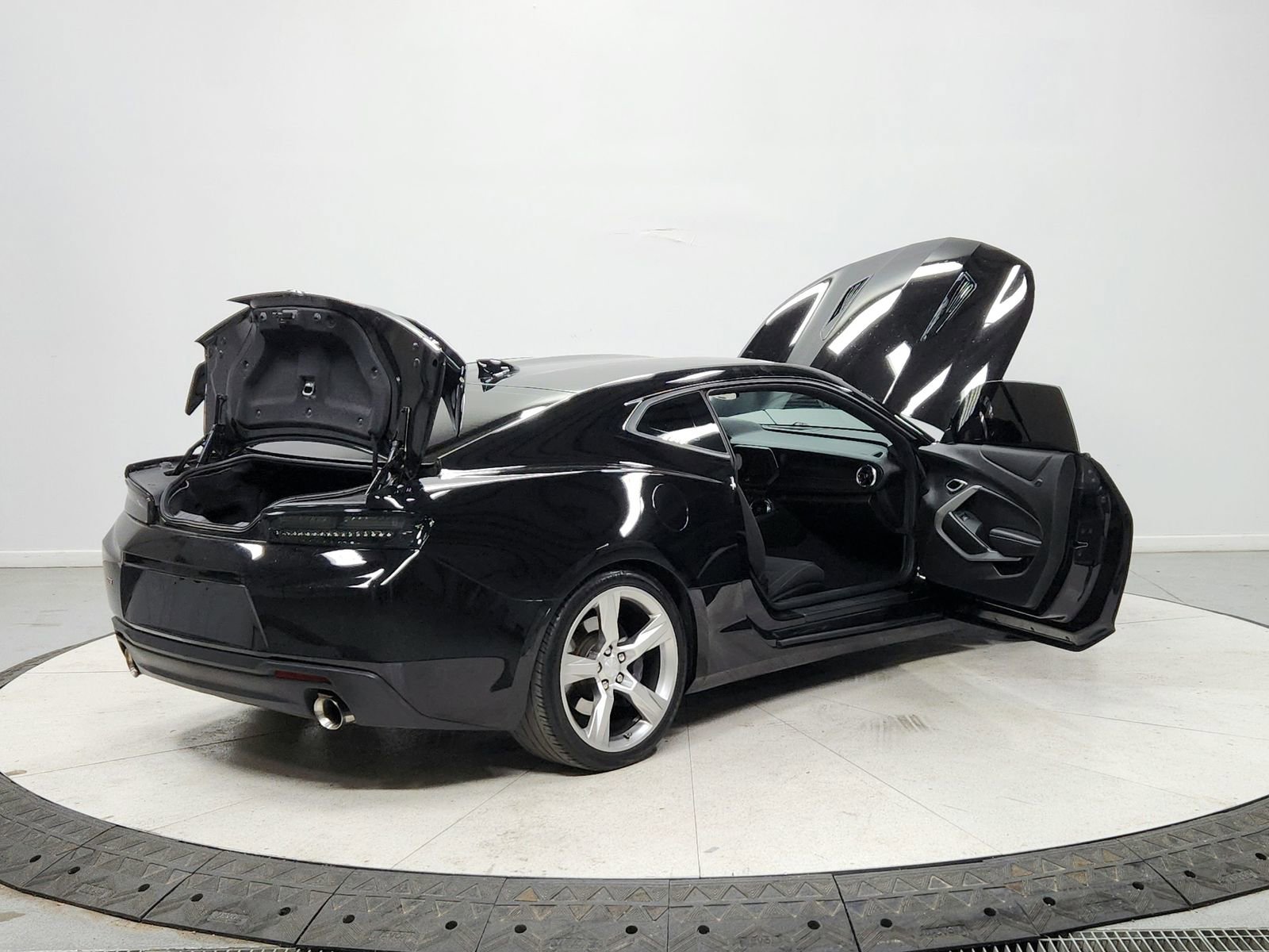 Used 2018 Chevrolet Camaro SS image 15