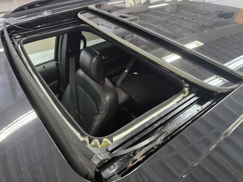 Used 2019 Ford Explorer Sport w/ Equipment Group 401A image 3