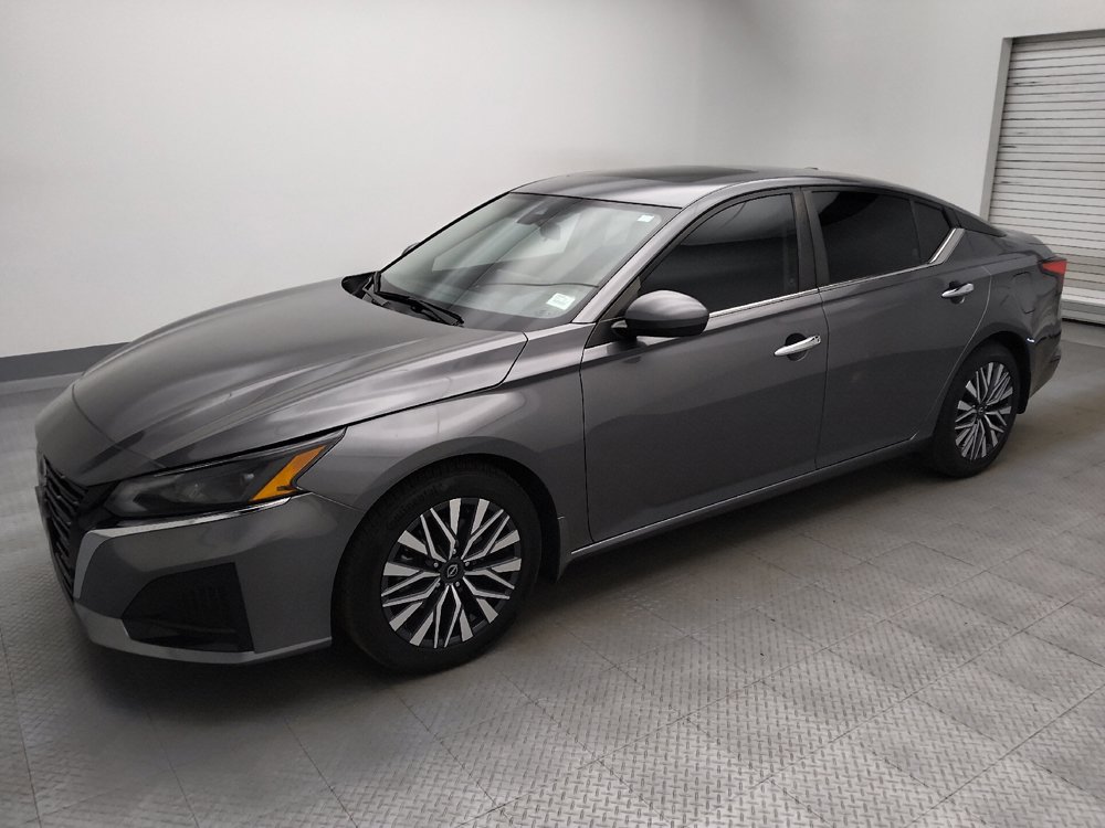 Used 2024 Nissan Altima 2.5 SV w/ SV Premium Package FWD image 2