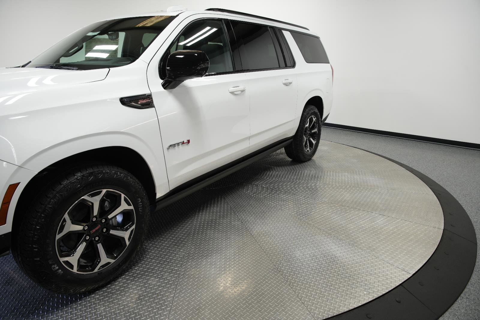 New 2026 GMC Yukon XL AT4 w/ AT4 Premium Plus Package AWD/4WD image 6