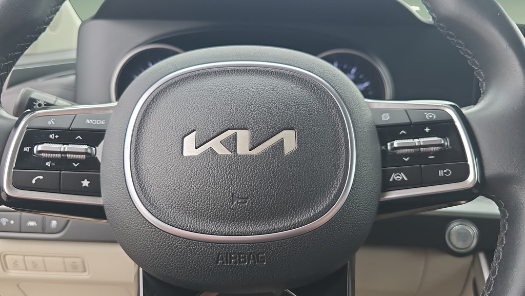 Used 2024 Kia Carnival LX FWD image 17