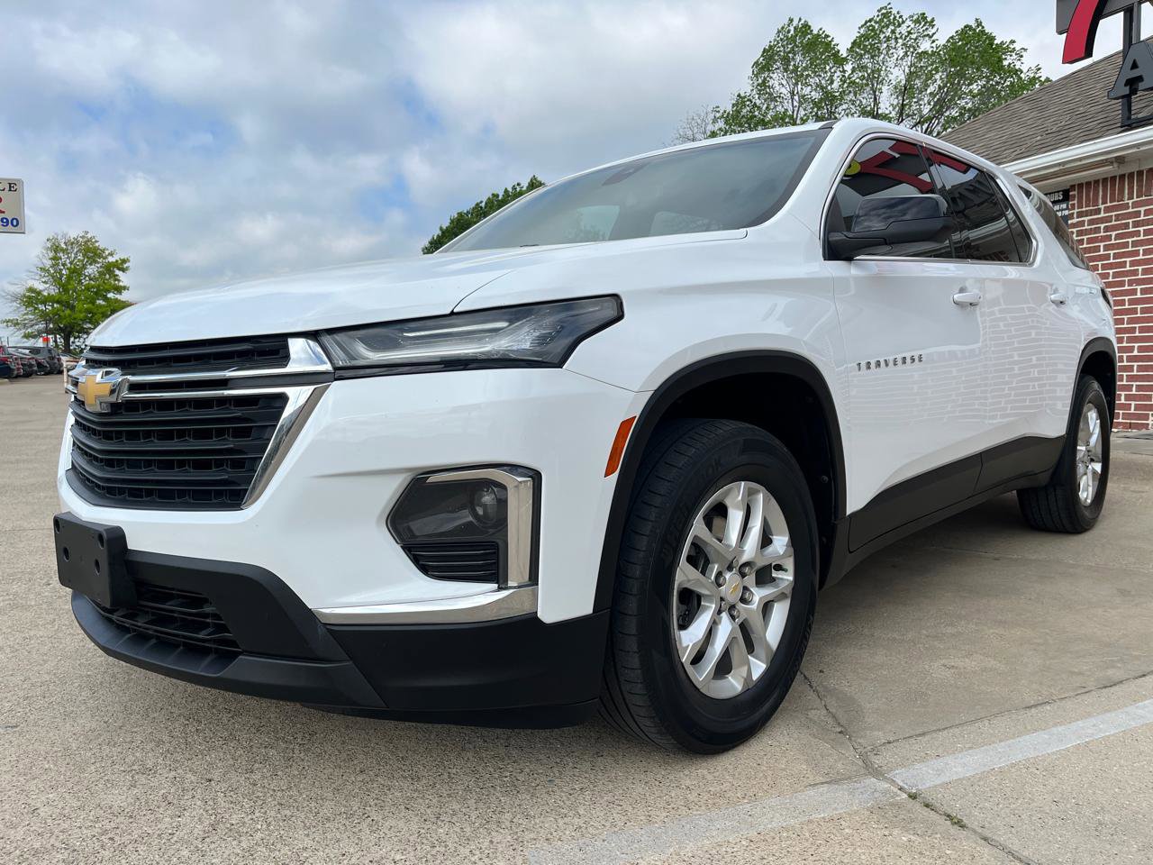 Used 2022 Chevrolet Traverse LS image 3