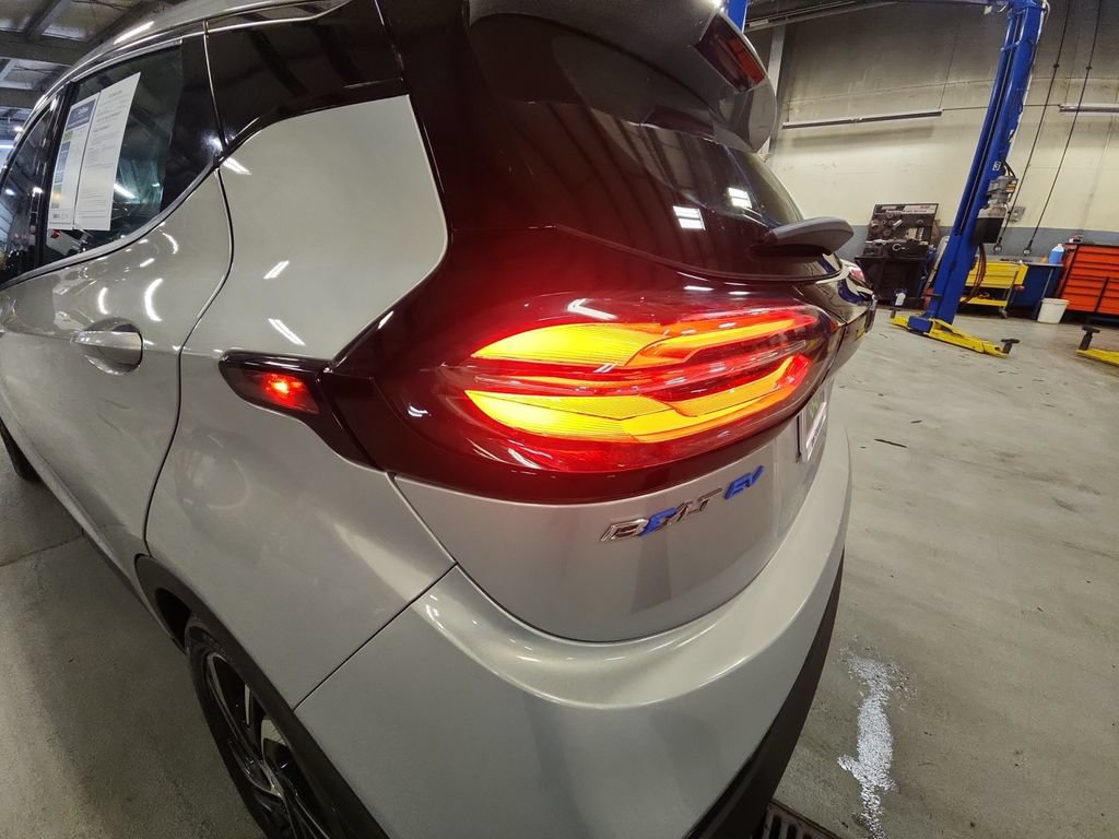 Used 2022 Chevrolet Bolt LT w/ Infotainment Package FWD image 31