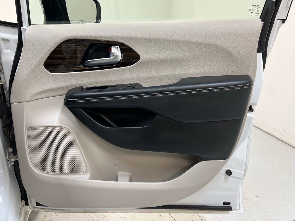 Used 2023 Chrysler Pacifica Limited image 34