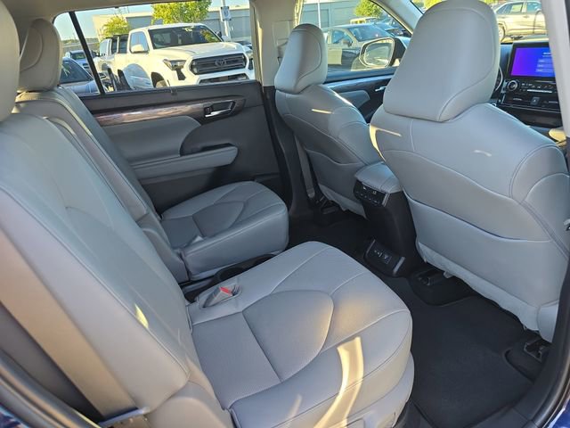 Used 2023 Toyota Highlander Limited image 11