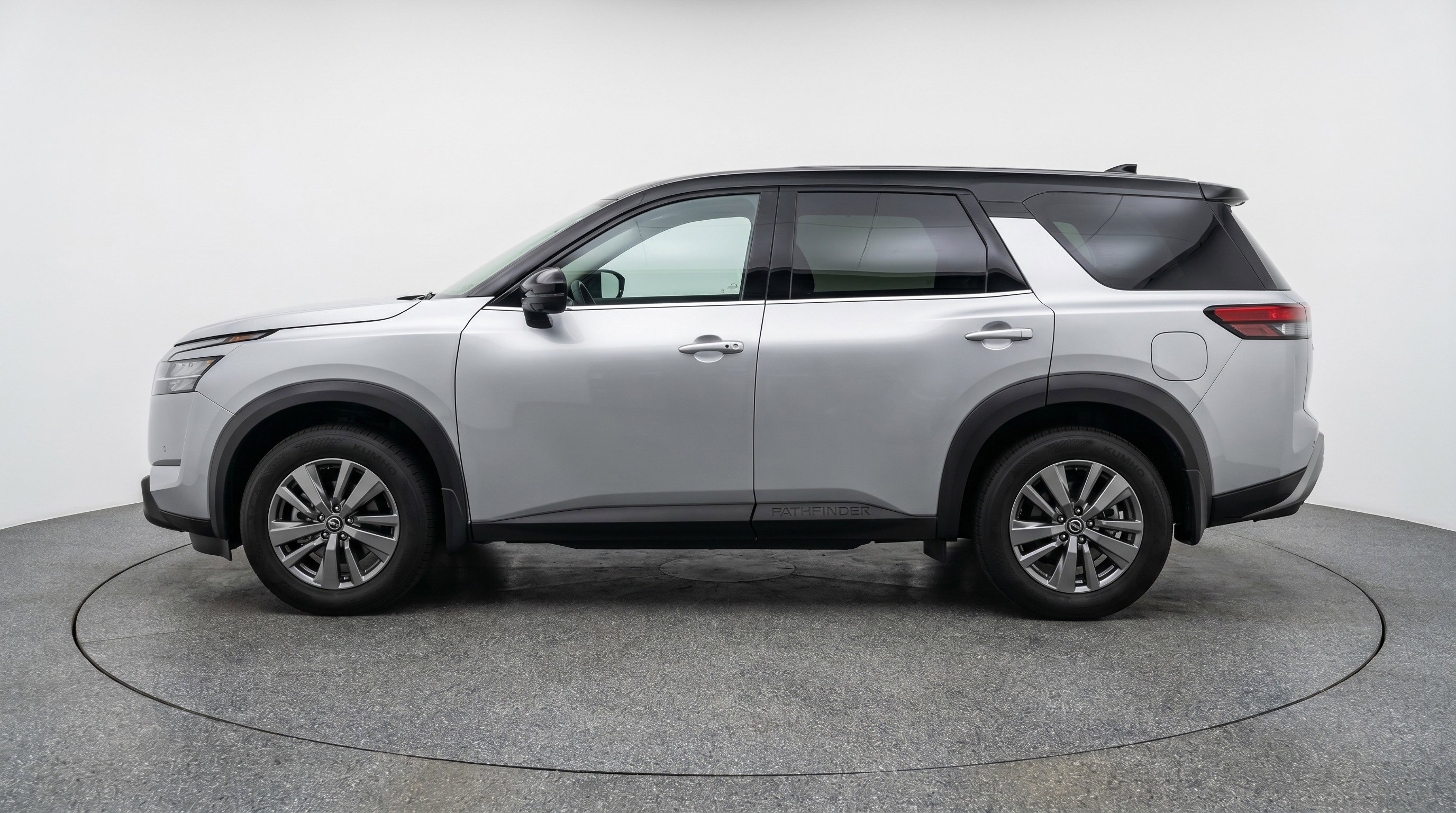 Used 2025 Nissan Pathfinder SV FWD image 5