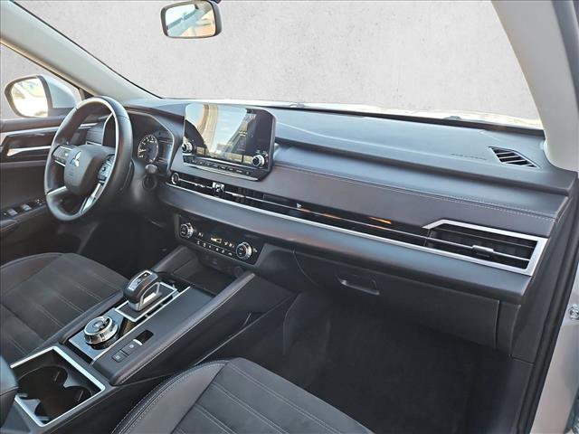Used 2024 Mitsubishi Outlander SE image 23