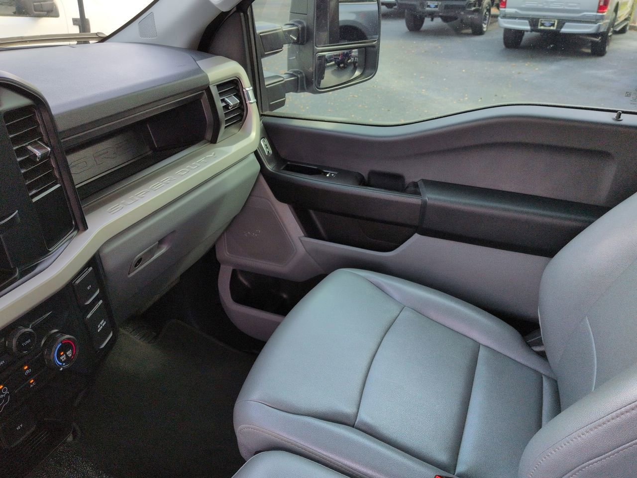 Used 2023 Ford F550 4x4 Regular Cab Super Duty image 17