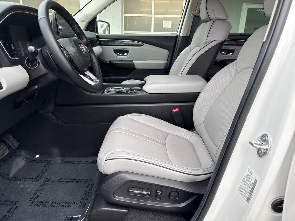 Used 2025 Honda Pilot Elite image 11