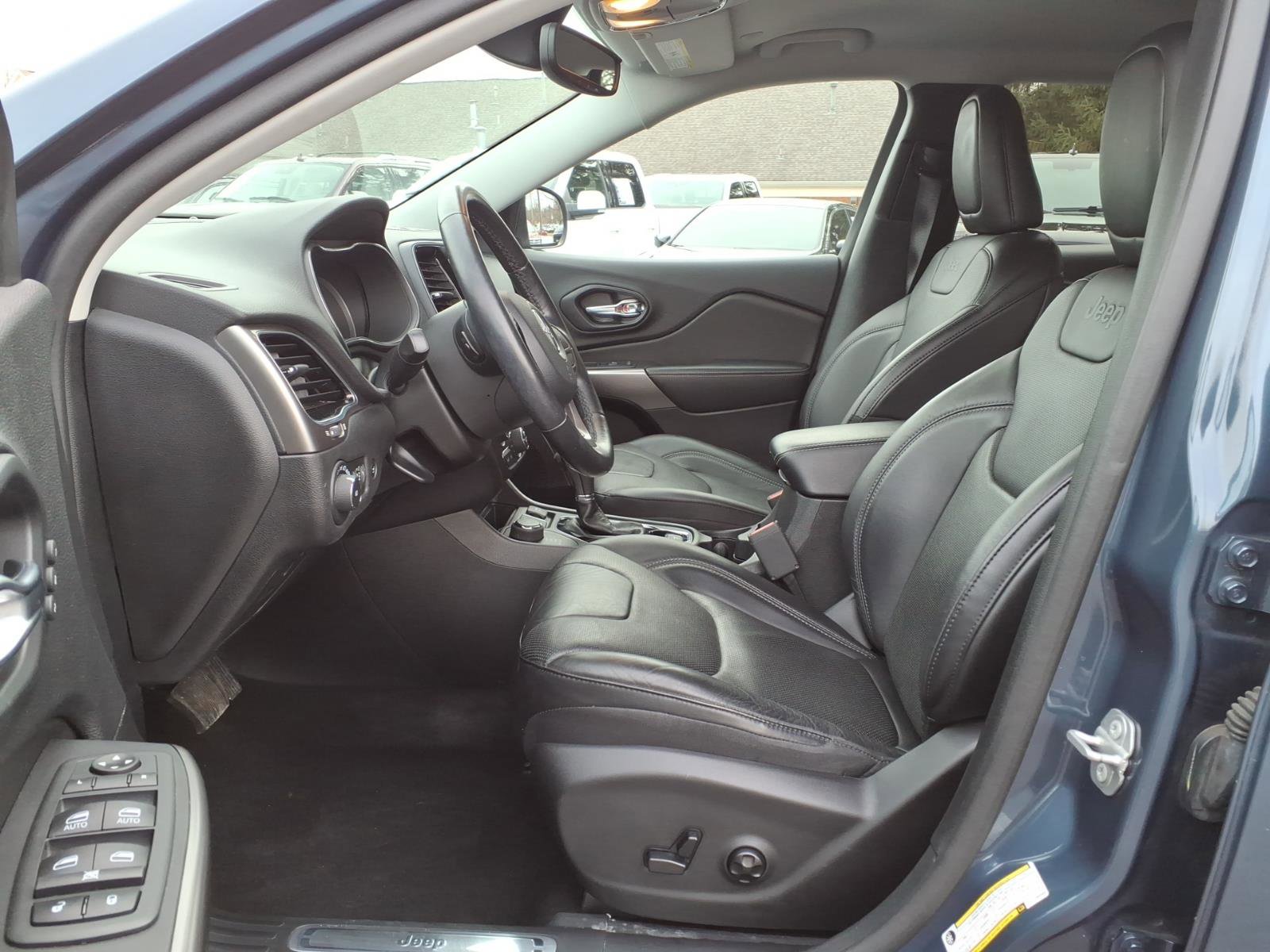 Used 2020 Jeep Cherokee Limited w/ Luxury Group image 12