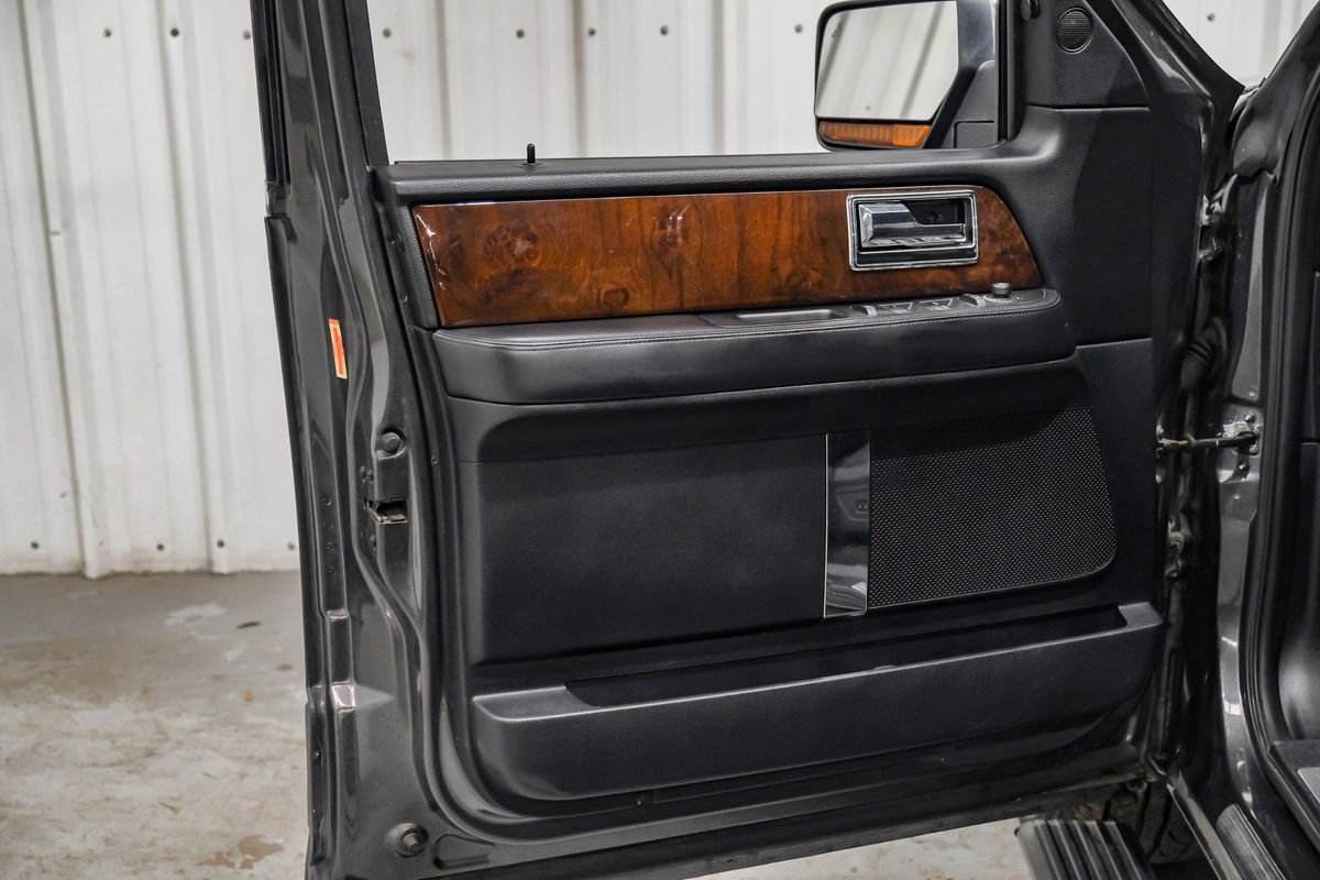 Used 2016 Lincoln Navigator Select image 28