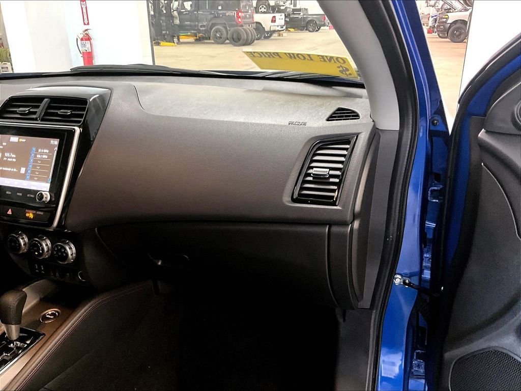 Used 2025 Mitsubishi Outlander Sport SE AWD/4WD image 13