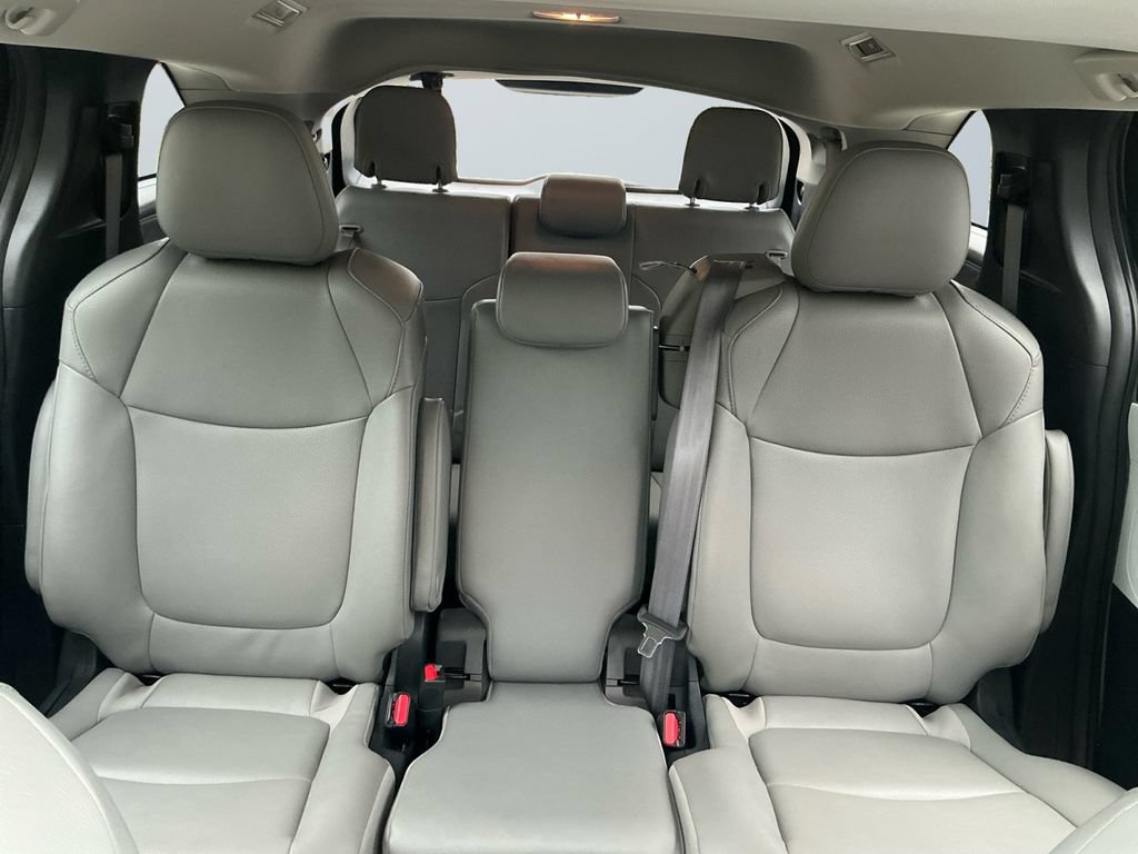Used 2025 Toyota Sienna XLE FWD image 14