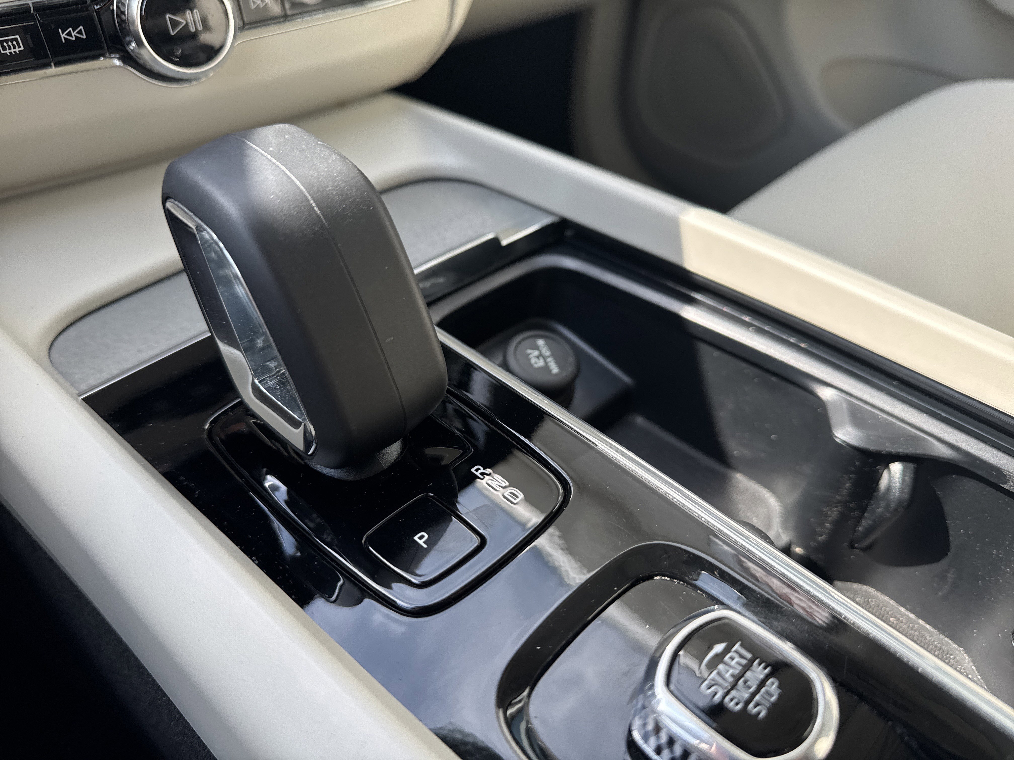 Used 2024 Volvo XC60 B5 Plus w/ Protection Package Premier image 21