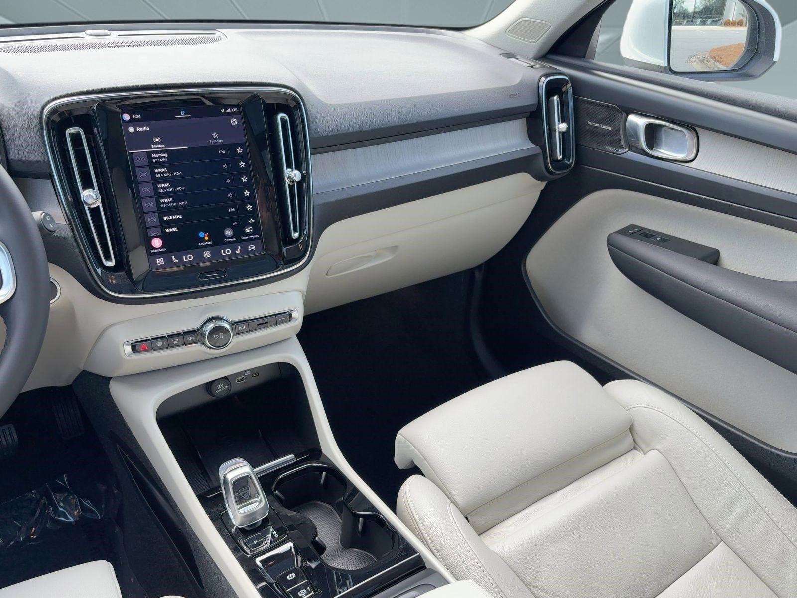 Used 2023 Volvo XC40 B5 Plus w/ Protection Package Premier image 24