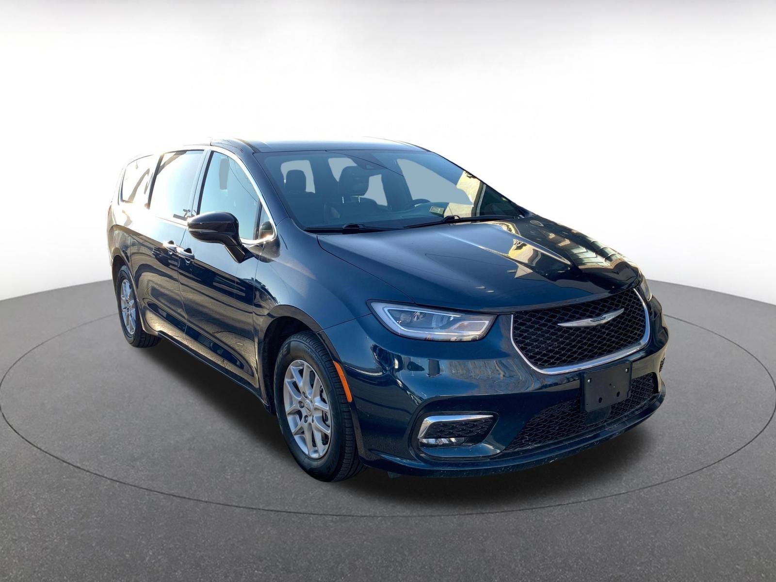 Used 2025 Chrysler Pacifica Select image 1