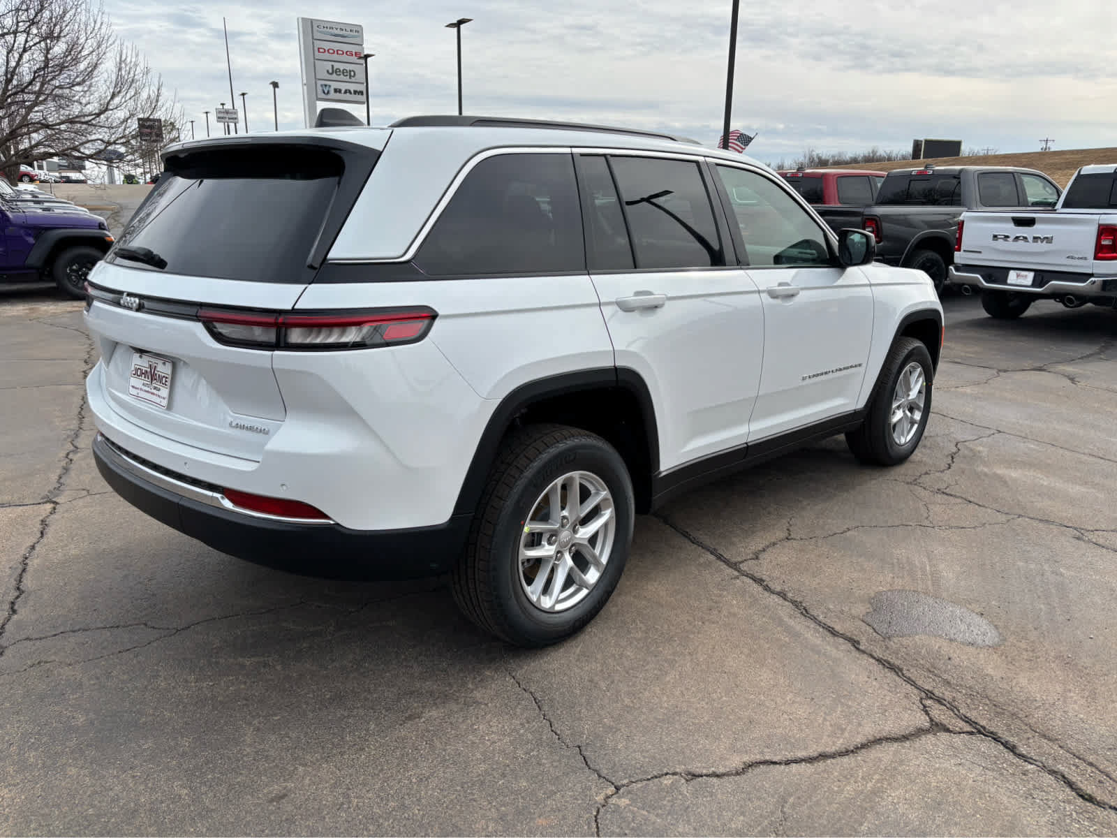 Used 2025 Jeep Grand Cherokee Laredo RWD image 6