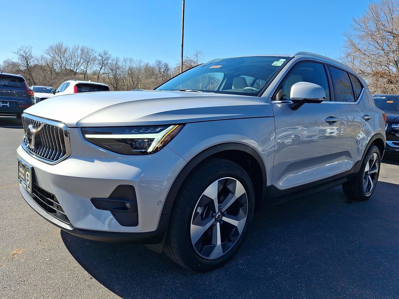 Certified 2023 Volvo XC40 B5 Ultimate w/ Climate Package AWD/4WD image 3