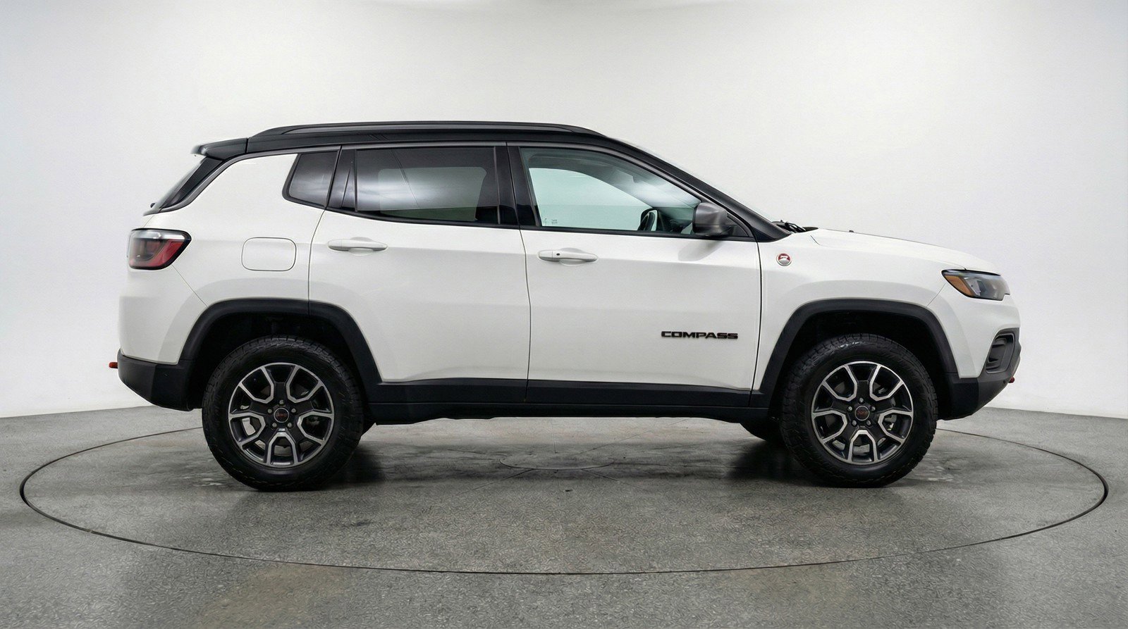 Used 2025 Jeep Compass Trailhawk image 11