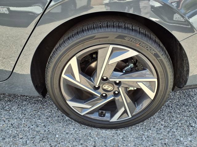 Used 2025 Hyundai Elantra Limited image 19