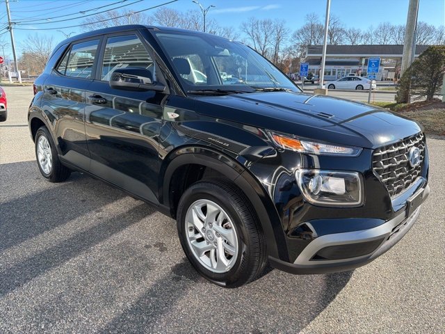 Certified 2025 Hyundai Venue SE image 4