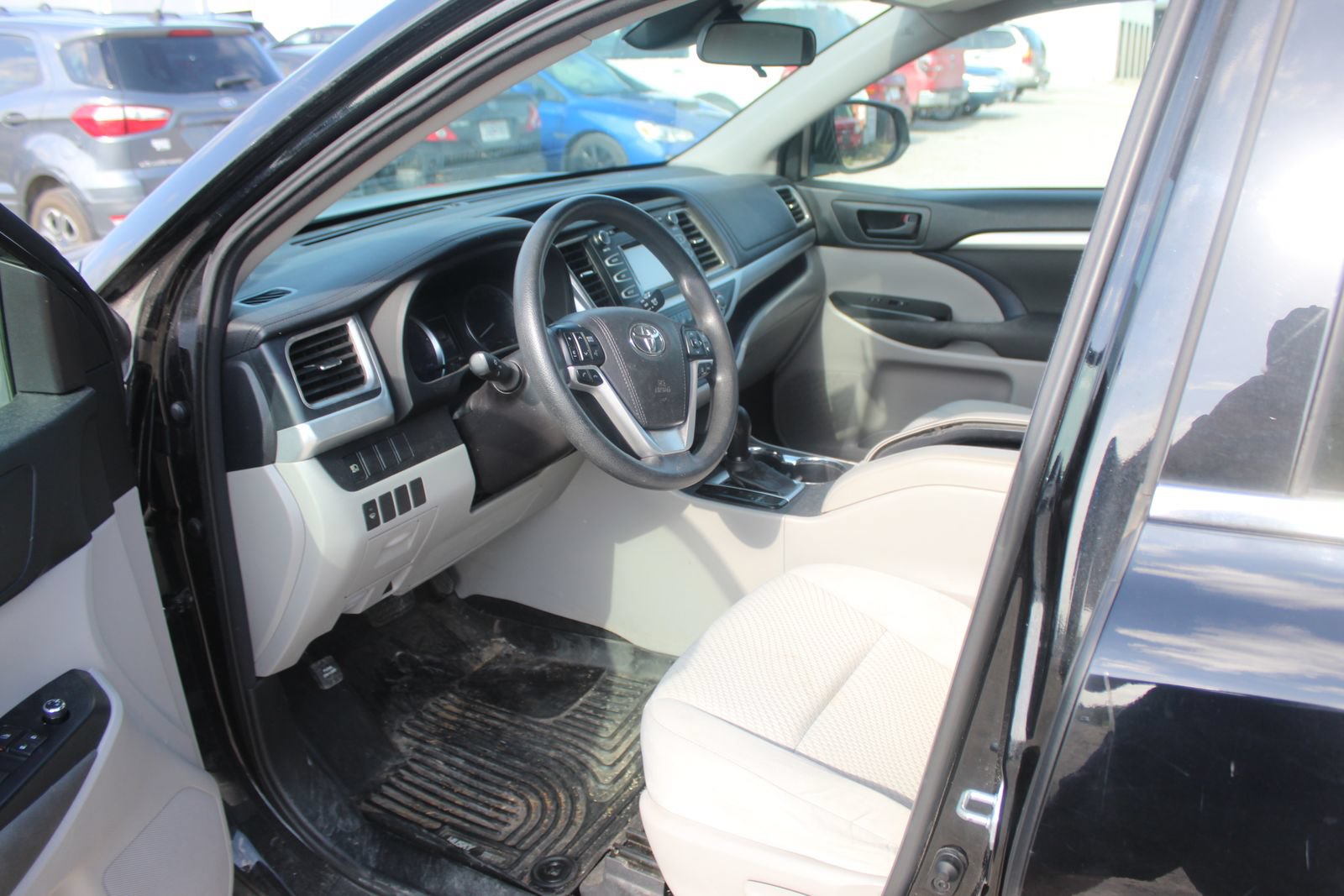 Used 2017 Toyota Highlander LE w/ Carpet Mat Package FWD image 10