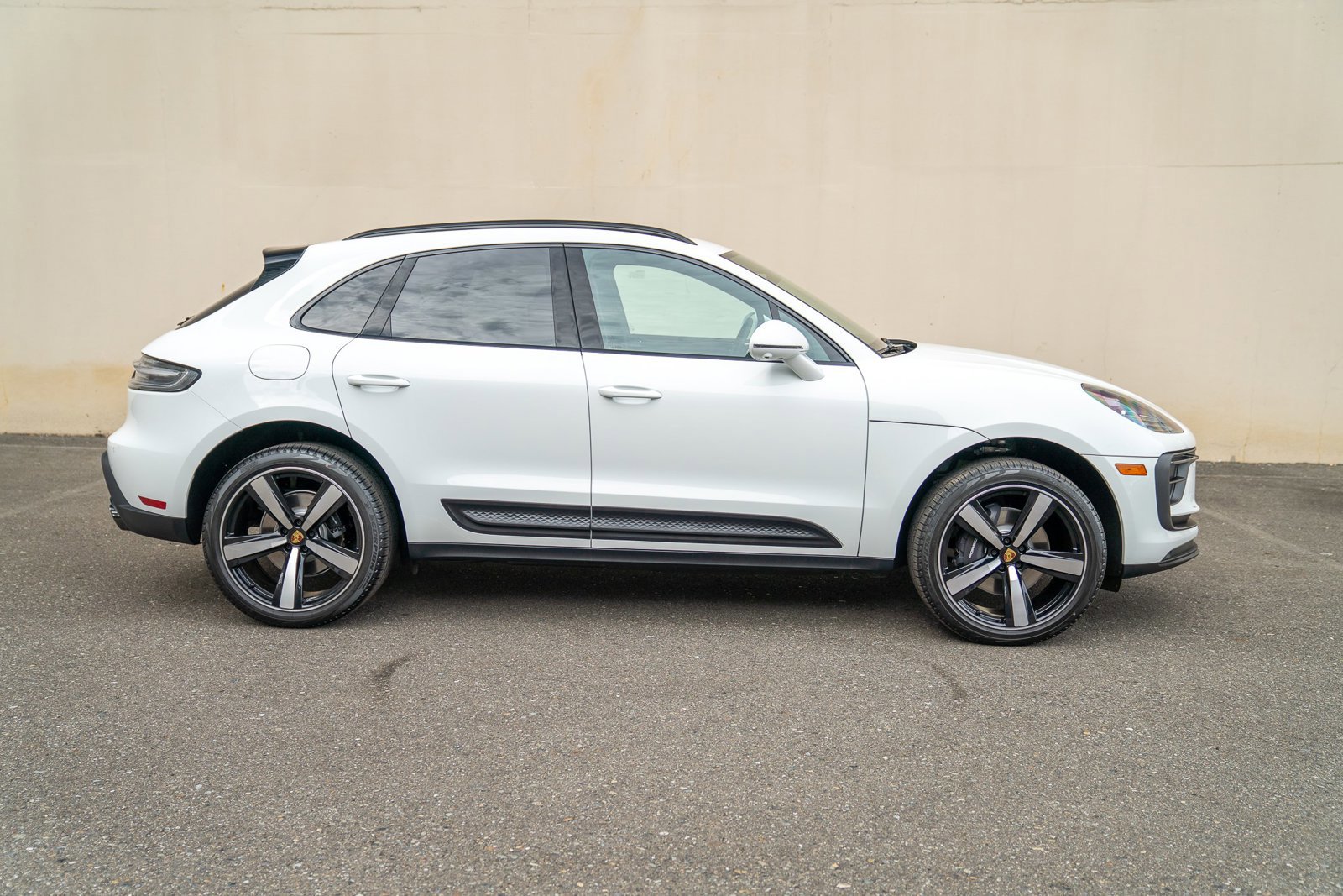 Certified 2025 Porsche Macan image 8