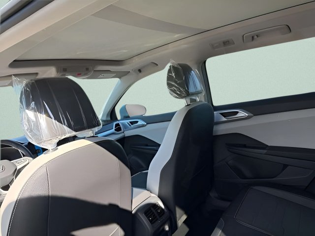 New 2026 Volkswagen Taos SE FWD image 5