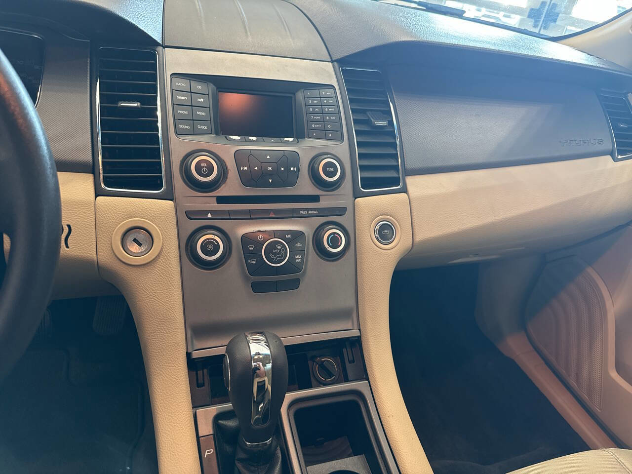 Used 2017 Ford Taurus SE image 28