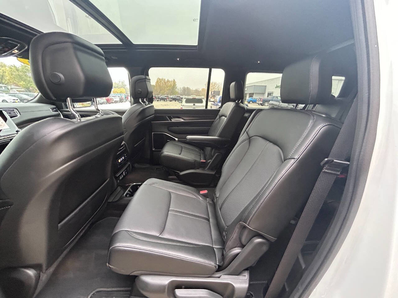 Used 2024 Jeep Wagoneer L Series III w/ Premium Group I image 12