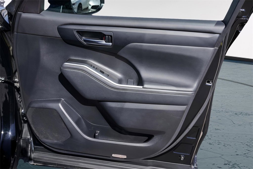 Used 2023 Toyota Highlander XLE image 32