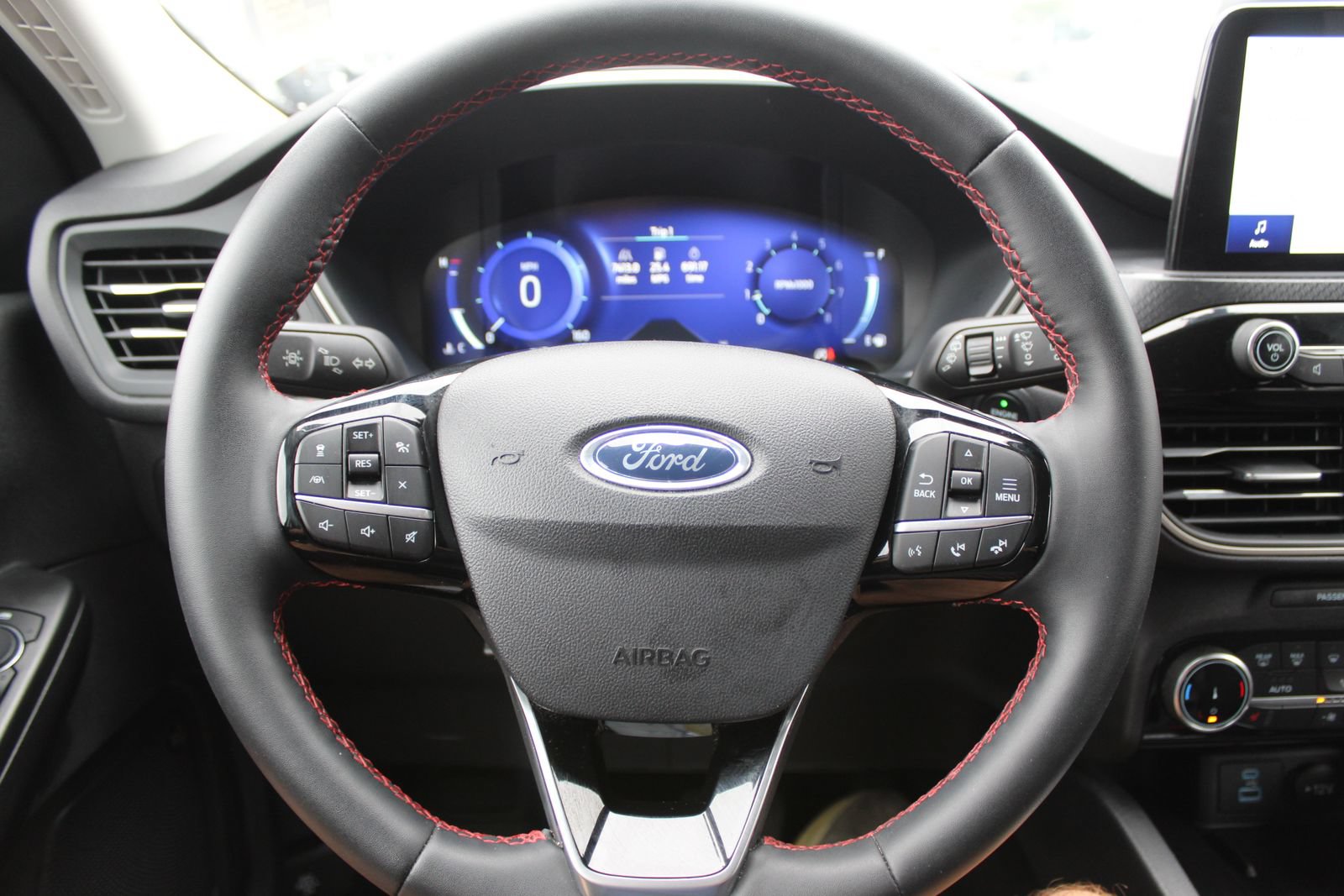 Used 2022 Ford Escape SEL w/ SEL Stealth AWD Package image 25