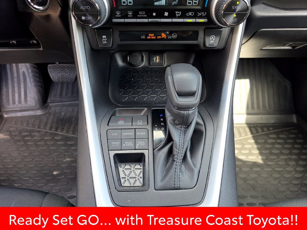 Used 2025 Toyota RAV4 XLE AWD/4WD image 29