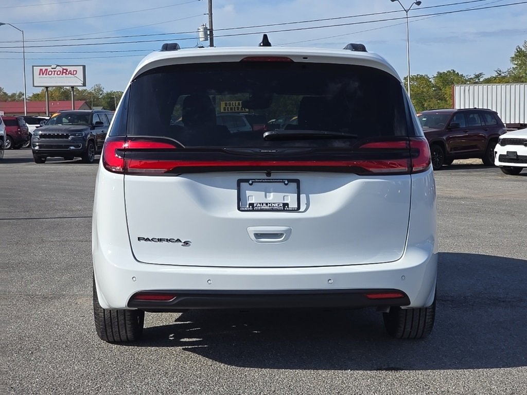 New 2026 Chrysler Pacifica Select image 6