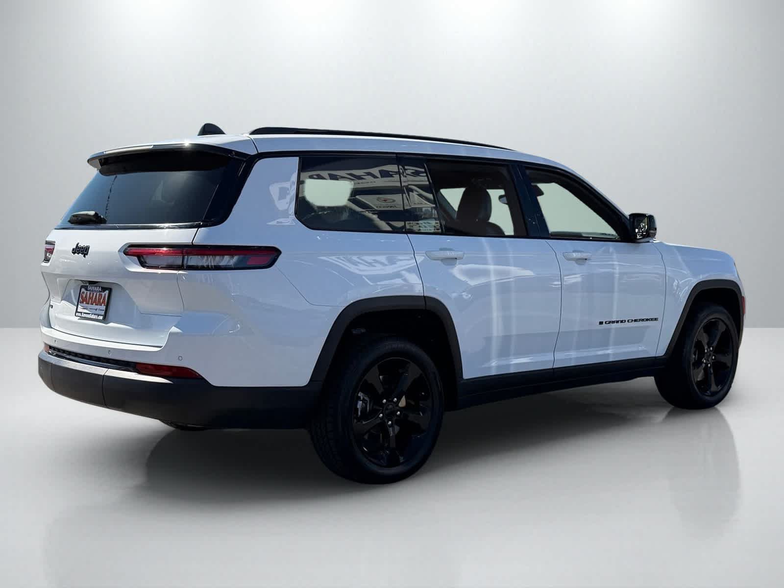 Used 2023 Jeep Grand Cherokee L Laredo RWD image 7