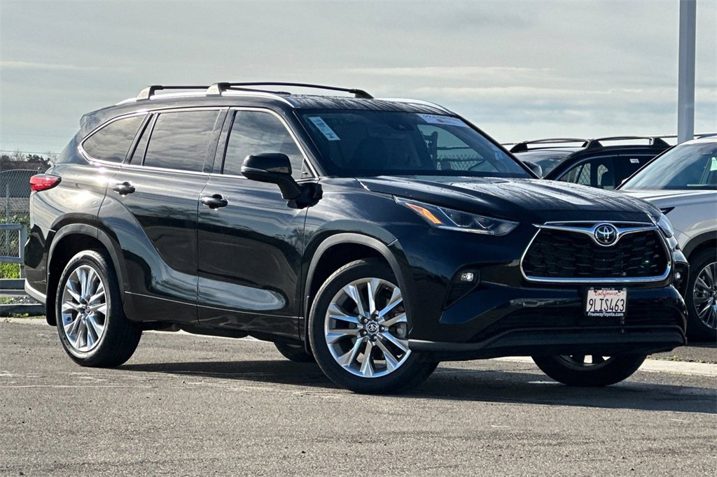 Used 2023 Toyota Highlander Limited image 2