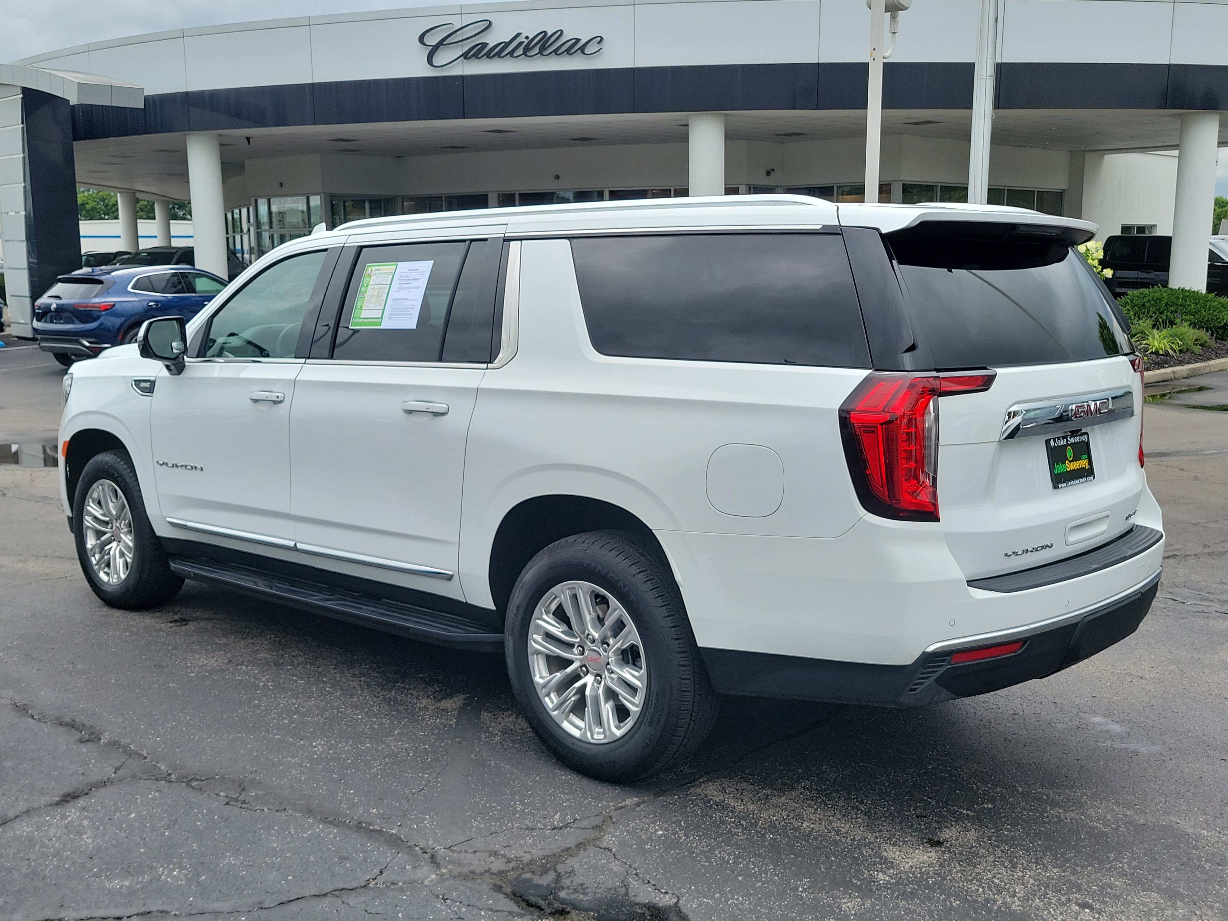 Used 2024 GMC Yukon XL SLT w/ SLT Luxury Package AWD/4WD image 3