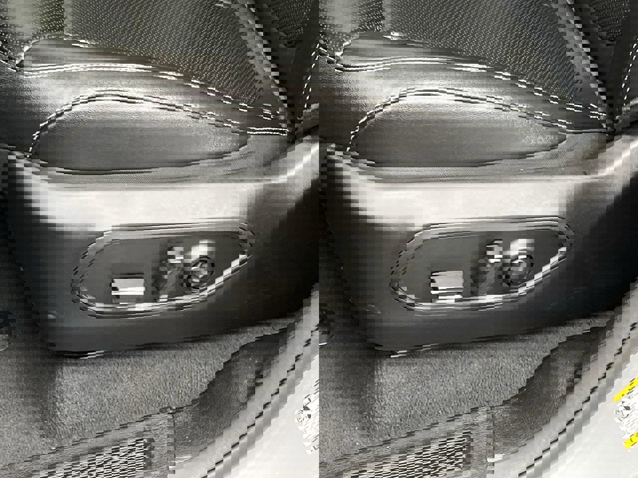 Used 2024 Jeep Grand Cherokee L Limited w/ Luxury Tech Group II image 11